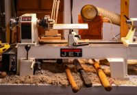 a lathe machine that is sitting on a table