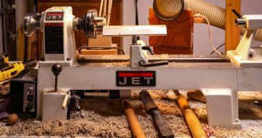 a lathe machine that is sitting on a table